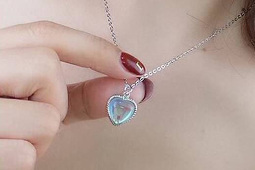 Les Pierres de Lune : de Blanches à Bleues, Pour Quelles Vertus ?